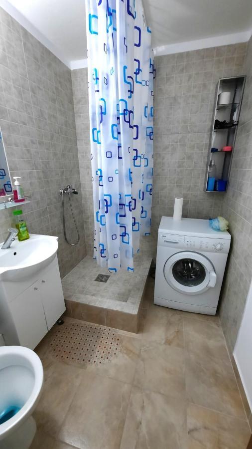 Lovely 1 Bedroom With Free Street Parking Appartamento Bucarest